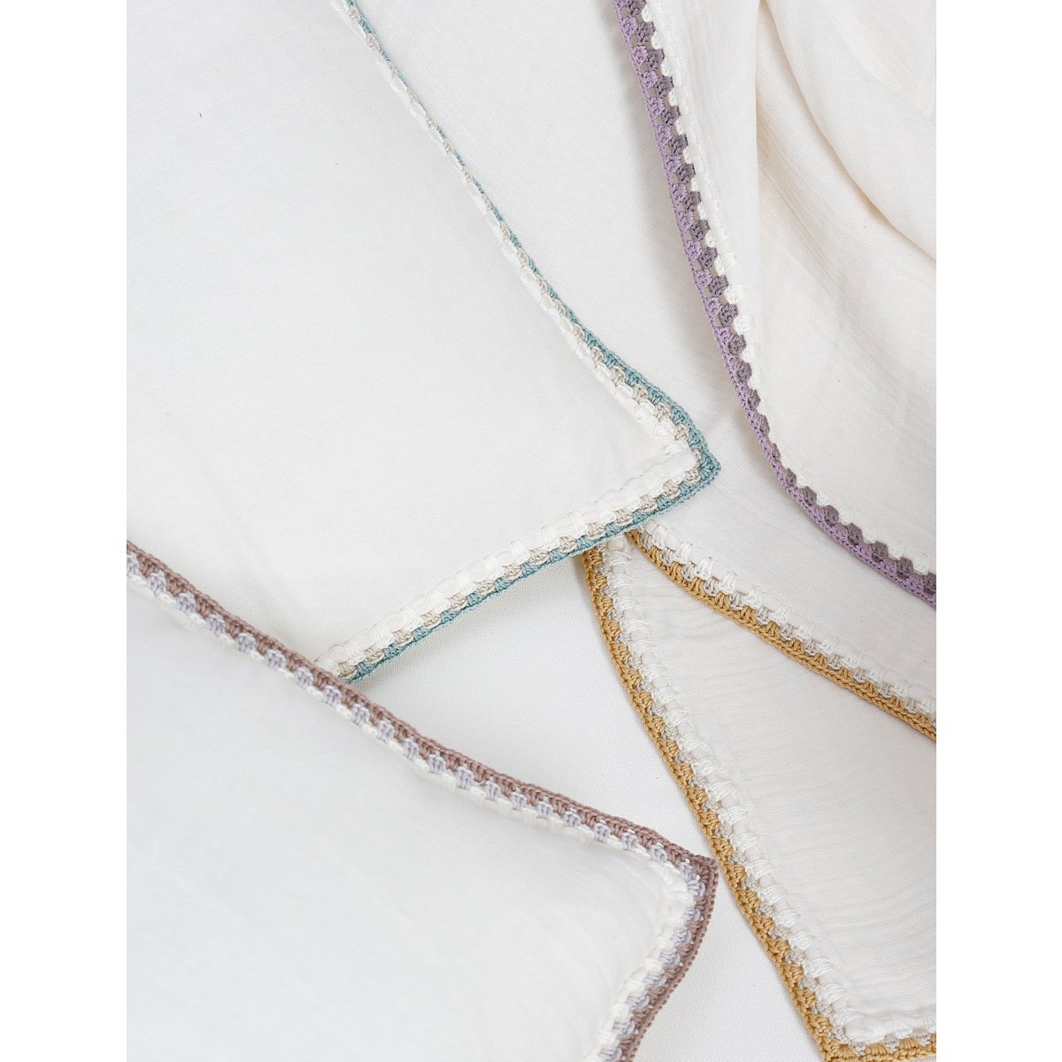 MOUSSELINE kussensloop gehaakt