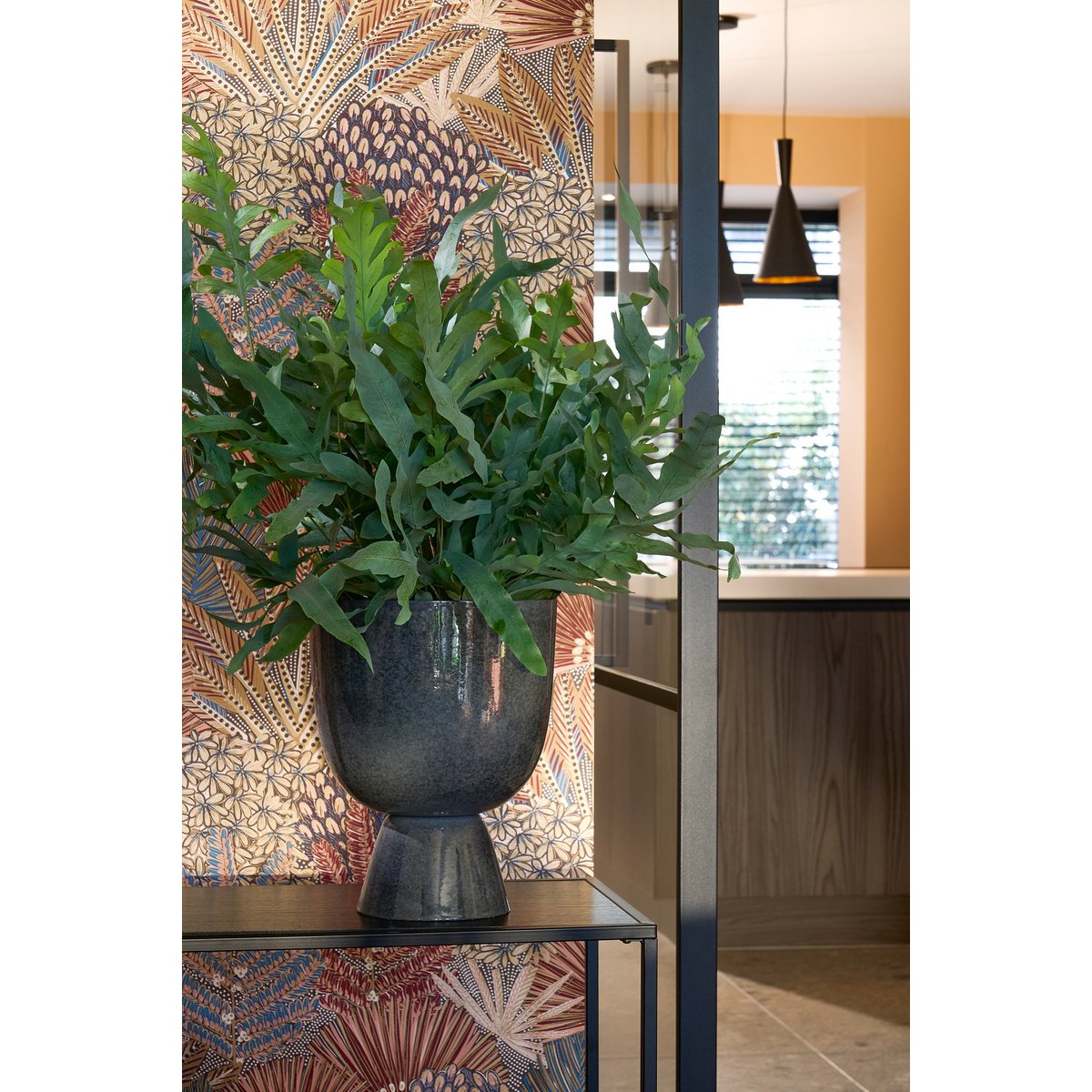 James Bloempot op Standaard - H28 x Ø22 cm - Metaal - Grijs